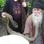 تعرفوا على أغرب زوجان في العالم.. يعيشان بلا استحمام وينتظران المخلوقات الفضائية!