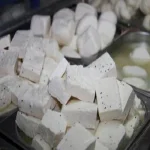 ضبط 20 علبة جبن مجهولة المصدر بمخزن بدون تراخيص بأبو كبير