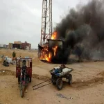 بالصور | ضريبة التدفئة .. حريق محول لشبكة محمول بالعاشر من رمضان