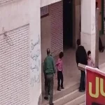 بالصور | فى مشهد أبوى: معلم يربط حذاء تلميذ بمدرسة بالزقازيق