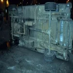 انقلاب سيارة رمل على سور محطة سكة حديد 