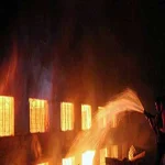 نشوب حريق بمخزن مواد كمياوية وبويات بالمنطقة الصناعية بالصالحية الجديدة