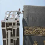 "بالصور" بدء تجهيز الكعبة لوضع الكسوة الجديدة