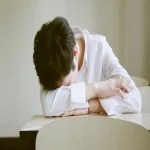 هل تعرف قصة الطالب النائم الذي فعل ما لم يفعله عباقرة العالم ؟