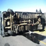 مصرع شخص وإصابة 27 فى انقلاب أتوبيس عمال يسير "عكس" بطريق بلبيس- العاشر