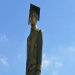 10 تعليقات "ساخرة" على السوشيال ميديا بعد تمثال زويل "المكسح"