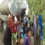 أهالى سنتريس بأبوكبير يحملون الجراكن للبحث عن مياه الشرب