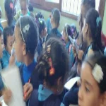 "بالصور" تلاميذ مدرسة بفاقوس يقفون بالفصول لعدم وجود مقاعد والاداره نائمة