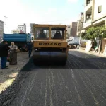 بالصور.. مركز الزقازيق يرصف محورا مروريا جديدا لفك الاختناق بشوارع المدينة