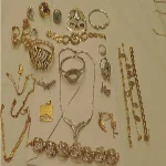 ضبط طالبة وشقيقتها لسرقتهما مشغولات ذهبية من شقة محاسب بمنيا القمح