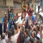 تزاحم المواطنين فور بدء توزيع السكر على المواطنين بسعر 6 جنيهات للكيلو بالزقازيق 