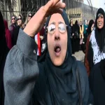 وسط الزغاريد وهتافات تحيا مصر وزير الإسكان ومحافظ الشرقية يسلمان عقود 19696 وحدة سكنية بالإسكان الاجتماعى بالمحافظة