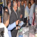 محافظ الشرقية يهدى سيدتين ملابس العيد خلال افتتاحه المعرض السنوى