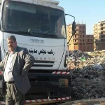 بالصور.. مواطن يحتجز سيارة تلقى قمامة بالشارع في بلبيس ويطلب حضور المحافظ