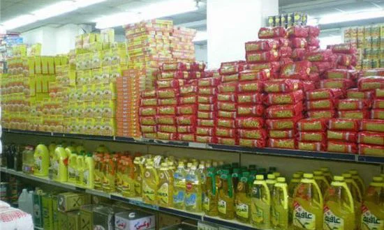 ضبط 500 كيلو مكرونة و162 كيلو صلصة فى مخزن مواد غذائية بدون ترخيص بالزقازيق