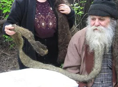 تعرفوا على أغرب زوجان في العالم.. يعيشان بلا استحمام وينتظران المخلوقات الفضائية!