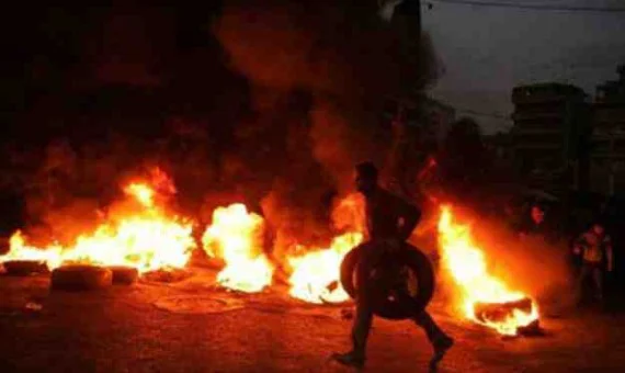 دهس سيدة تحت عجلات اتوبيس على طريق "عبدالمنعم رياض" ببلبيس والامن يفتح الطريق بعد ان اغلقه الاهالي احتجاجاً