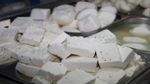 ضبط 20 علبة جبن مجهولة المصدر بمخزن بدون تراخيص بأبو كبير