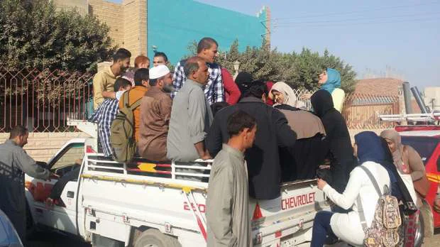 بالصور.. أهالي القرين يستقلون سيارات نصف نقل عقب إضراب سائقي الميكروباص