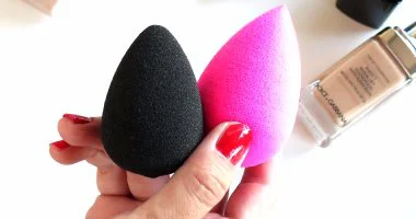 ما هى الطريقة الصحيحة لتنظيف إسفنجة المكياج دون إتلافها؟