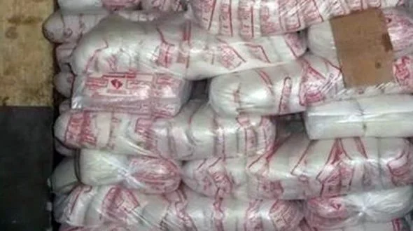 القبض على صاحب بقالة تموينية بأبو كبير لتصرفه فى 12 طنًا من السكر والزيت