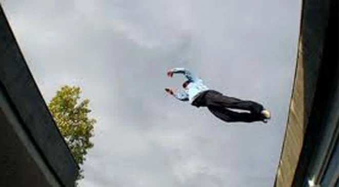 مصرع سائق سقط من الطابق الرابع خلال هروبه من قسم تنفيذ الأحكام بفاقوس