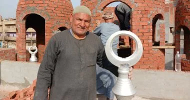 عم شوقى.. 50 عاما من بناء قباب المساجد تطوعا بالشرقية.. فيديو