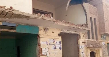 إزالة عقار آيل للسقوط بمركز الحسينية فى الشرقية