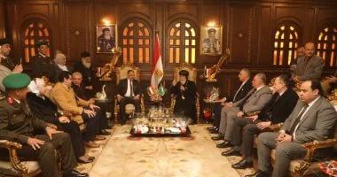 محافظ الشرقية ومدير الأمن يهنئان الأقباط بمطرانية الزقازيق بعيد الميلاد.. فيديو