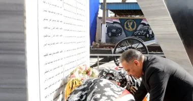محافظ الشرقية يضع إكليلا من الزهور على النصب التذكاري لشهداء الشرطة
