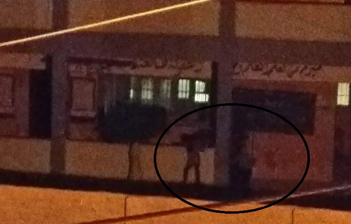"بالصور" ولي أمر تلميذ يتسلق سور مدرسة بفاقوس فجرا لحجز «تختة»