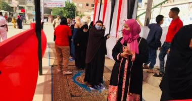 عشرات المواطنين أمام لجنة جراج النقل العام بالأميرية للتصويت بالنواب