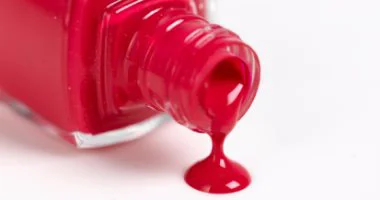 3 طرق مضمونة لإزالة بقع المانيكير من الملابس