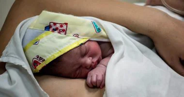 ربة منزل تعثر على طفل حديث الولادة أمام شقتها بالزقازيق