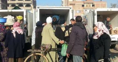 الدفع بثلاث سيارات تحمل مواد غذائية بأسعار مخفضة فى منيا القمح