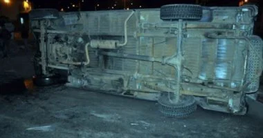 انقلاب سيارة رمل على سور محطة سكة حديد 