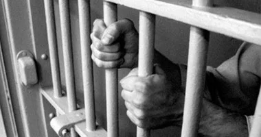 حبس موظفين بالنيابة العامة بمنيا القمح لاختلاسهما ورق من قضية مبانى