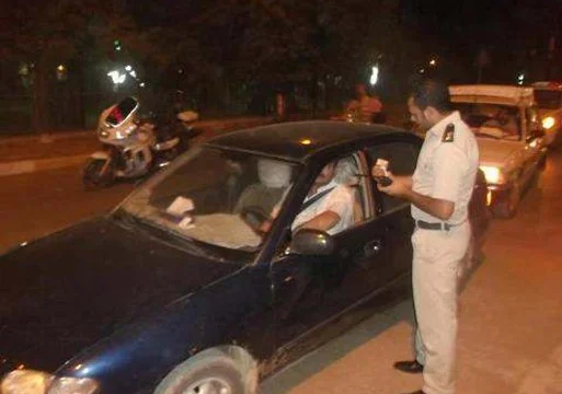 ضابط ينصب على المواطنين بكمين شرطة .. زوجته: سبق ورفع على السلاح ويعانى من سرطان بالمخ