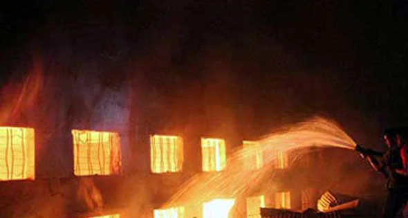 نشوب حريق بمخزن مواد كمياوية وبويات بالمنطقة الصناعية بالصالحية الجديدة