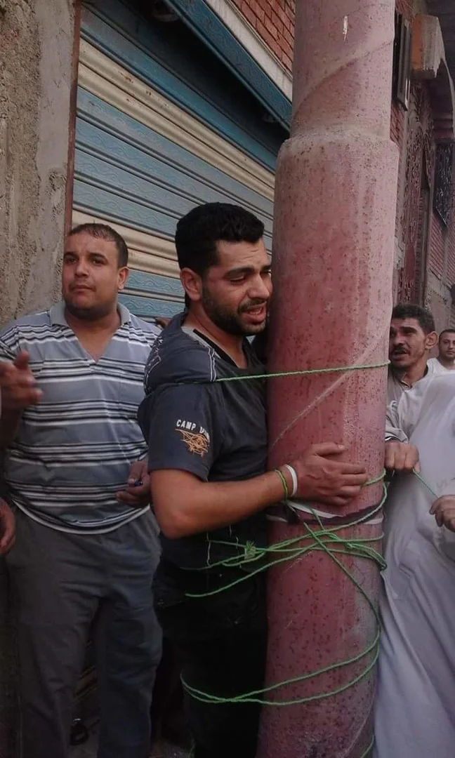 بالصور.. أهالى كفر صقر يربطون لصا فى عمود إنارة بعد سرقة دراجة نارية