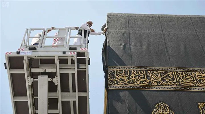 "بالصور" بدء تجهيز الكعبة لوضع الكسوة الجديدة