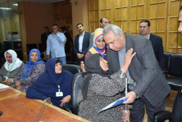 بالصور.. محافظ الشرقية يوزع عقود (57) وحدة سكنية من الوحدات المخفضة للأسر الأولى بالرعاية بمركزي بلبيس ومنيا القمح