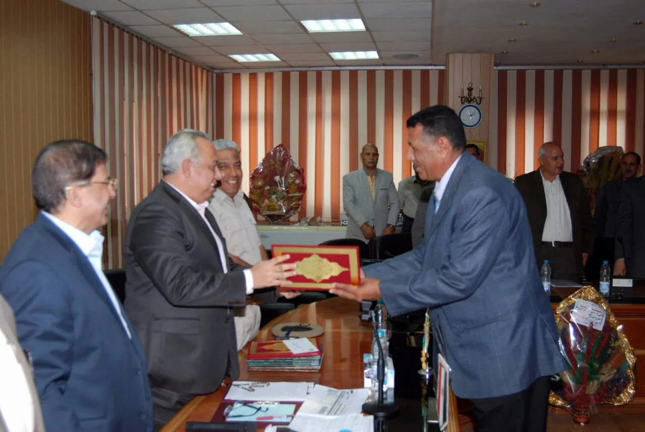 بالصور.. محافظ الشرقية يكرم قيادات التموين والقوى العاملة بالعاشر