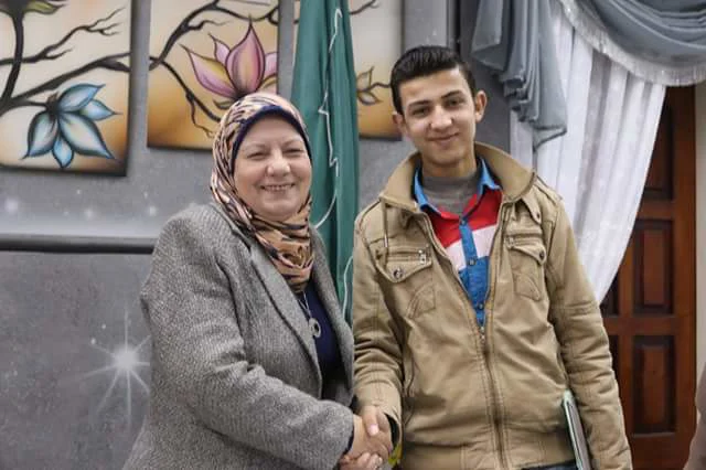 وكيل "تعليم الشرقية" تستقبل طالب موهوب اخترع مركبة فضائية