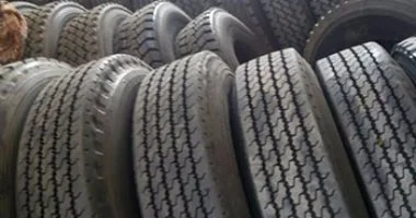 بالصور | ضبط مصنع لتصنيع إطارات السيارات المستعملة وبيعها بطريق "بلبيس- العاشر"