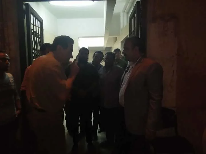 "بالصور" تجمهر أهالى القنايات أمام مستشفى اعتراضًا على تخاذل طبيبة فى علاج طفل