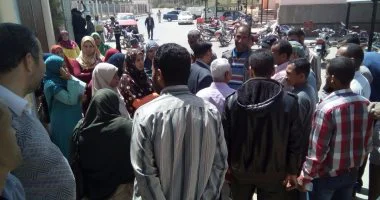 وقفة لأهالى السعيدية أمام ديوان محافظة الشرقية اعتراضا على فارق نقاط الخبز