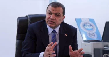 العاملون بـ"ملابس الشرقية " يعترضون على تأخر صرف رواتبهم