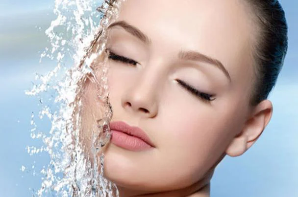 انتبهي.. غسل وجهك مراراً يضر ببشرتك