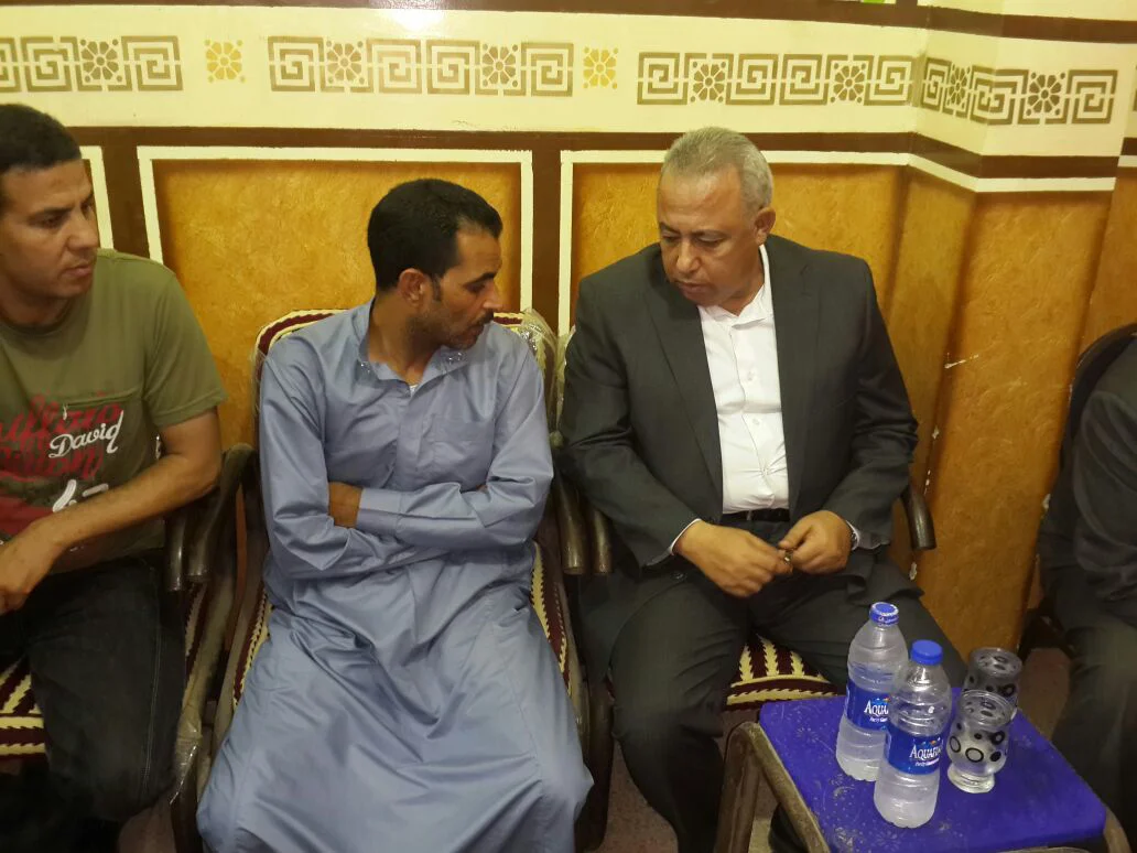 محافظ الشرقية لوالد شهيد: "نفسى استشهد زى ابنك.. وأى طلب أنا تحت رجلك"